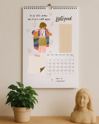 Od žen pro ženy 🩷 📅 Tenhle kalendář vznikl jako něco, co jsem i já sama potřebovala. Něco, co mě každý měsíc jemně chytí...